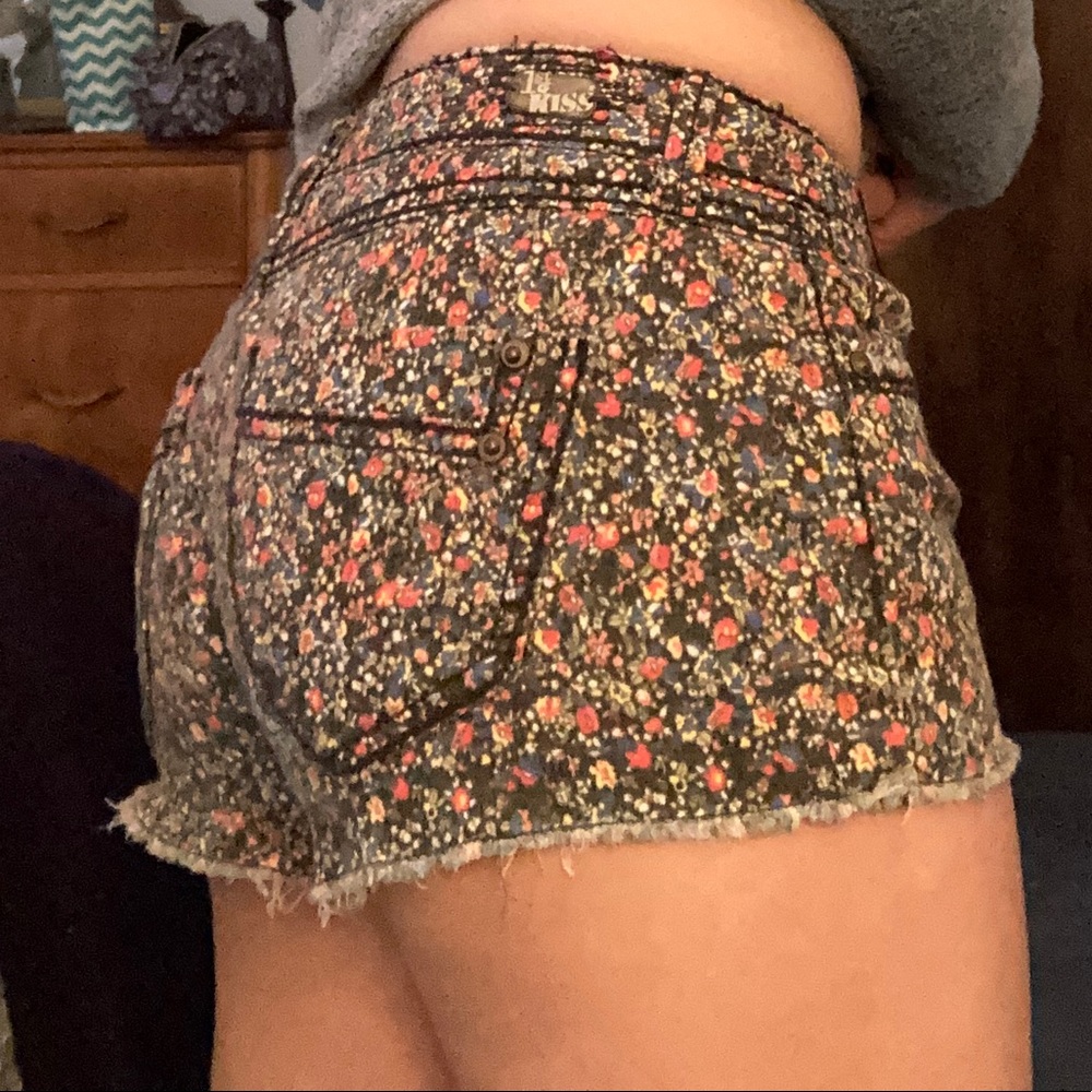 1st Kiss Floral pattern short shorts